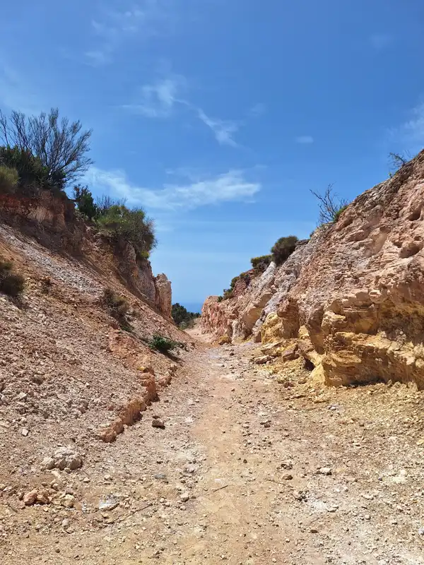 Lipari sentiero fra le cave