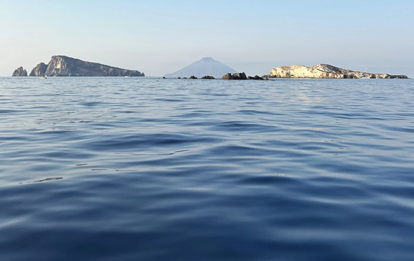 Vista su Stromboli e sugli isolotti da Panarea