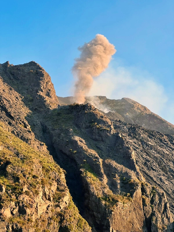 Emissioni di fumo dal cratere di Stromboli