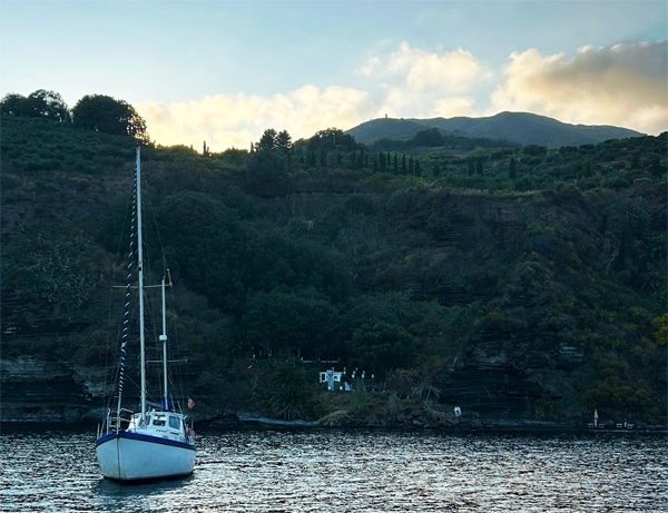 Ancoraggio a Vulcano, spiaggia del Cannitello